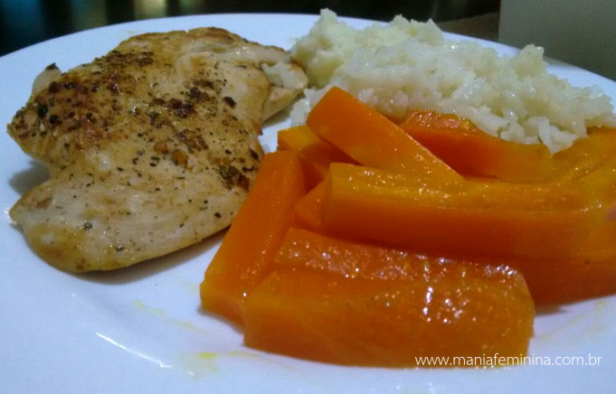 Peito de frango grelhado com ervas finas